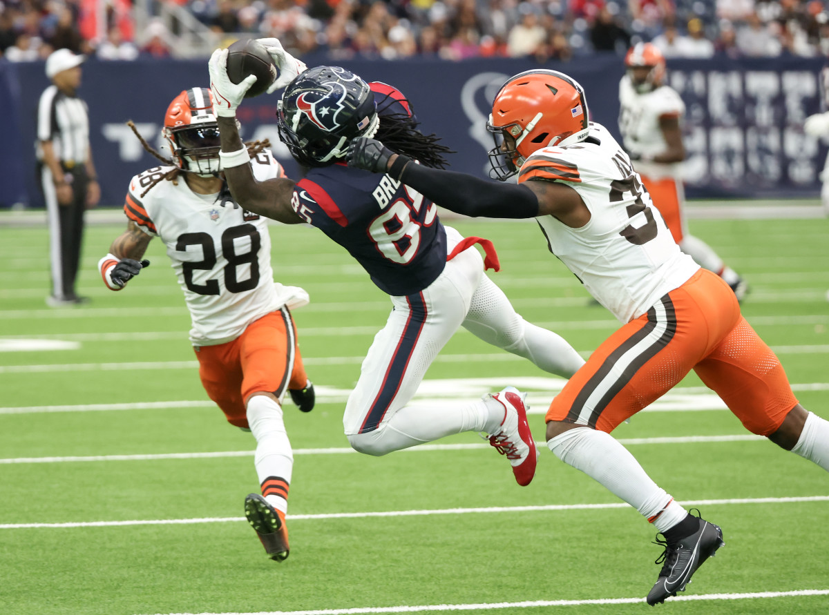 Houston Texans wide receiver Noah Brown (85) makes a catch against the Houston Texans tight end Dalton Schultz (86) in the second half at NRG Stadium.